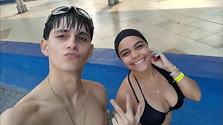 PAREJA DE HERMANASTROS SE GRABAN COMO FOLLAN PERO ANTES DE ESO VAN TOMARSE UNAS Pictures EN LA PISCINA - PORNO CASERO EN ESPANOL