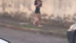 Bearing AYUDA A UNA CHICA Hawt QUE ENCUENTRA EN LA CALLE A LLEGAR A SU CASA Y ELLA LO INVITA A PASAR PARA QUE LE FOLLE EL CULO SIN CONDON Y LA LLENE DE Ball cream