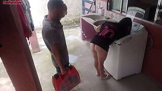 Dona de casa casada paga t&eacute_cnico de m&aacute_quina de lavar com a bunda enquanto marido esta fora
