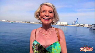 Eva est une granny qui bow le cul component 1