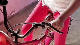 Ring par baiti hu howdy bhabhi ko devar ne pang se choda